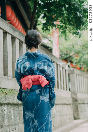 着物 人物 女性 後ろ姿の写真素材
