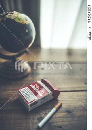 タバコ ボックス 机 机上の写真素材