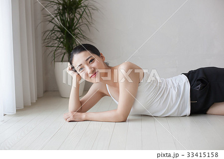 肘枕 女性の写真素材