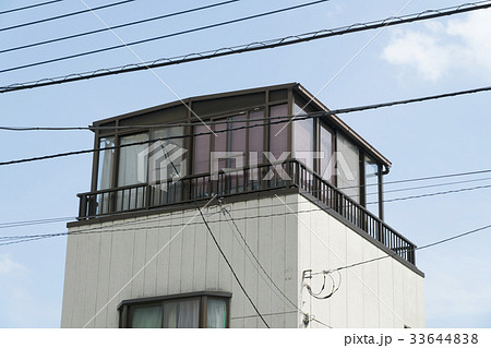 晴れ 物置 倉庫 プレハブの写真素材