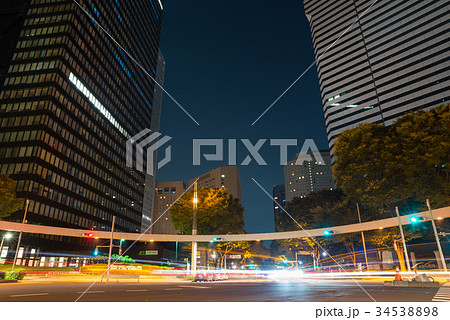 新宿警察署裏交差点 西新宿 夜景 新宿の写真素材