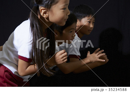 ダッシュ 子供 走る 子ども 学校 横の写真素材