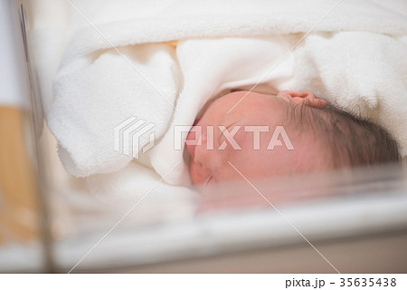 ベビーコット 病院の写真素材
