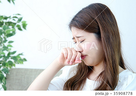 鼻をすするの写真素材