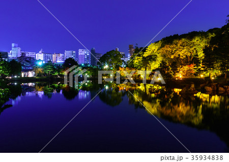 徳川園 紅葉 ライトアップ 水鏡の写真素材