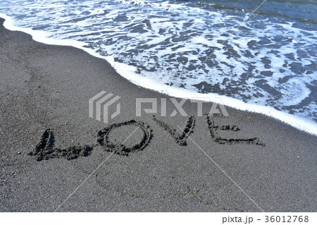 文字 Love 砂浜 英語の写真素材