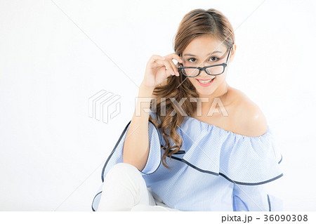 眼鏡っ娘 女の子 ポーズ かわいいの写真素材