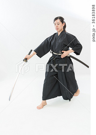 刀 武器 ポーズ 女性の写真素材