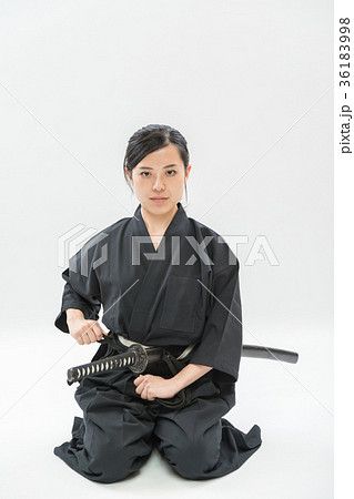 刀 武器 ポーズ 女性の写真素材