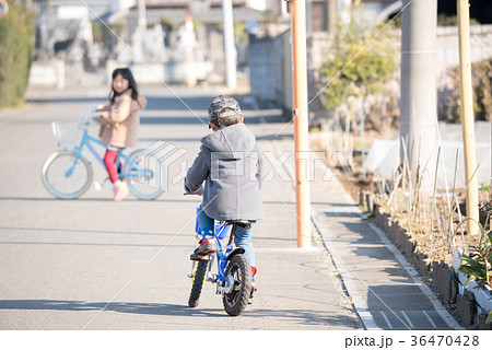 幼児 後姿 少年 自転車の写真素材