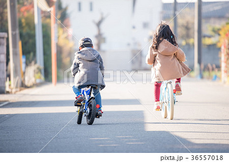 子供 自転車 乗る 後ろ姿の写真素材