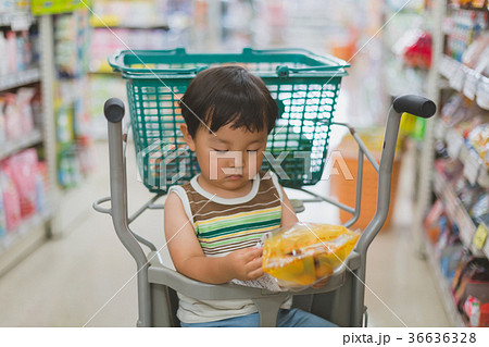 子乗せカート 子供 ショッピングカート 子供用カートの写真素材