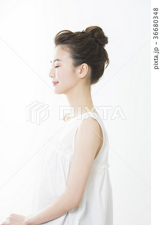 手 女性 横顔 耳の写真素材