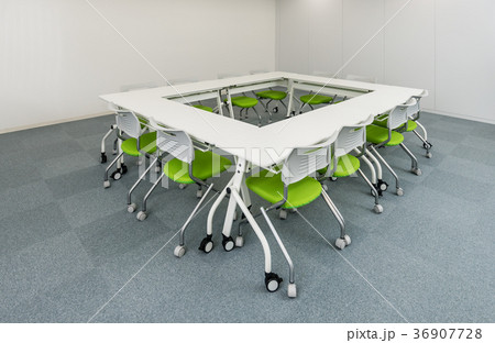 会議室 椅子 テーブル ロの字型の写真素材