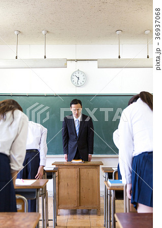 起立 挨拶 中学生 高校生の写真素材