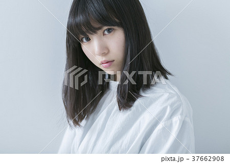 おとなしい人 美しい 女性の写真素材