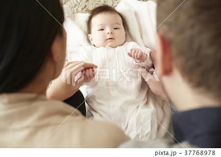 赤ちゃん 新生児 外国人 かわいいの写真素材