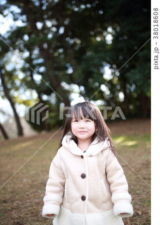 ダッフルコート 女の子の写真素材