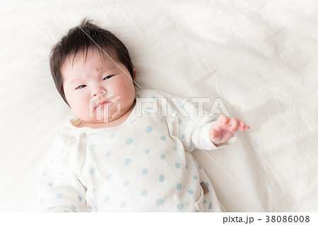 乳児 赤ちゃん 寝転ぶ 眉間の写真素材