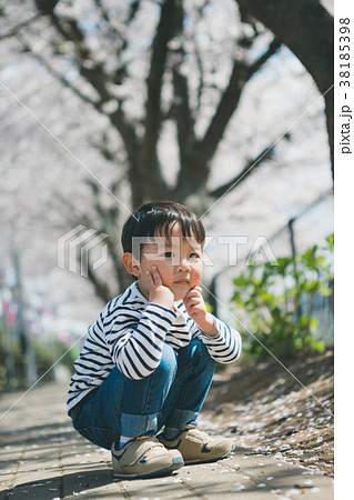 しゃがむ 子供の写真素材