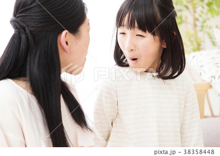 女の子 子供 変顔 横顔の写真素材