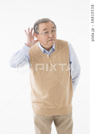 耳に手を当てるの写真素材 Pixta