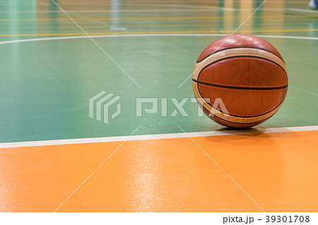 バスケットボール 皮 バッシュ バスケの写真素材