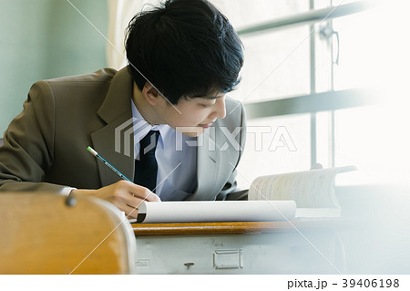 机に向かうの写真素材 机に向かうの写真素材