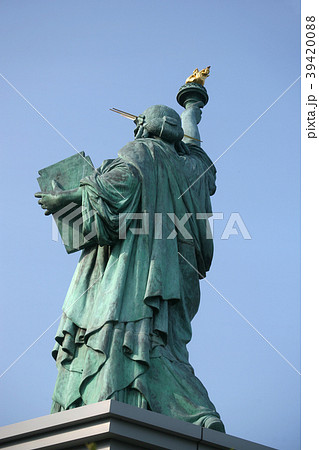青空 自由の女神 後ろ姿 ニューヨークの写真素材