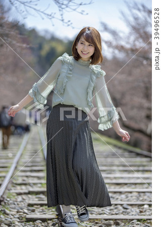 女性 女 人物 線路の写真素材