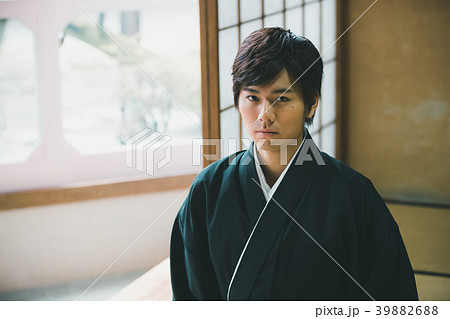 正座 紋付袴 男性 袴の写真素材