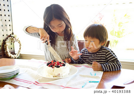4歳 誕生日 ケーキ 手作りの写真素材
