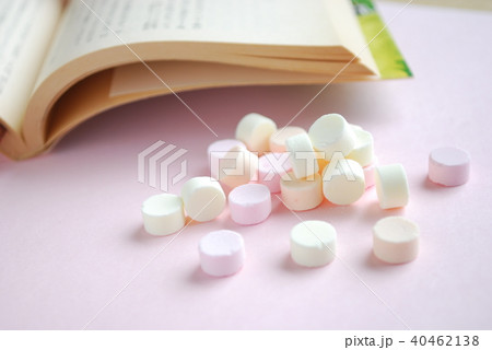 駄菓子 ラムネ お菓子 シンプルの写真素材