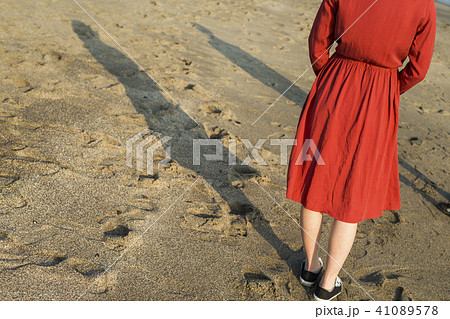 カップル 影 男女 デートの写真素材