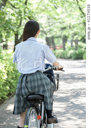 女の子 人物 後ろ姿 自転車の写真素材