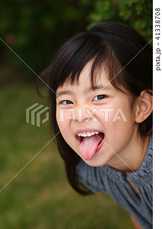 小学生　舌 女の子 子供 舌出し 舌の写真素材 - PIXTA
