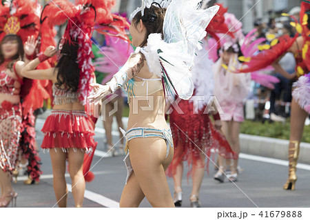 サンバダンサー サンバ 衣装 パレードの写真素材