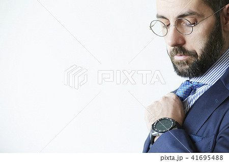男性 外国人 ビジネスマン 腕時計の写真素材