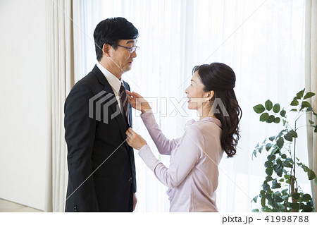 ビジネスマン ネクタイ 整える 結ぶの写真素材