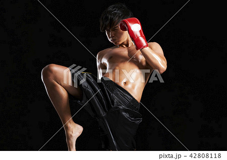 ニーキックの写真素材