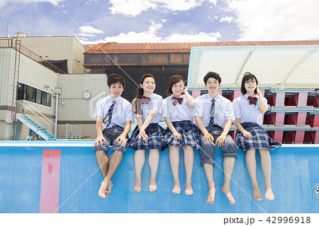 中学生　友達　プール 高校生 女子高生 友達 プールサイドの写真素材 - PIXTA