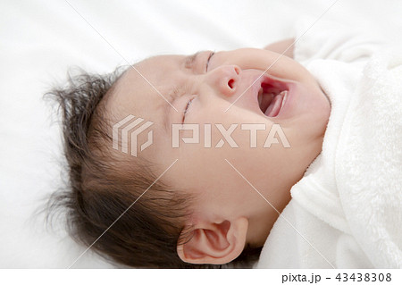 赤ちゃん アップ 口 泣き顔の写真素材