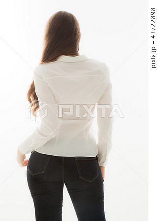 人物 女性 後ろ姿 ジーンズ 外国人 後姿 背中 女の写真素材 Pixta