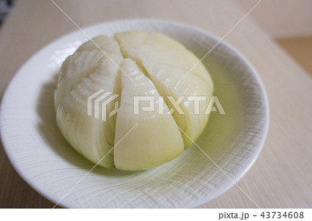独身オヤジの簡単料理おつまみ玉ねぎレンジでチンで血液サラサラ健康志向の写真素材