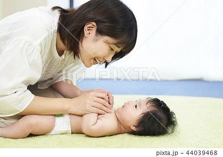 女の子 赤ちゃん 裸 0歳 かわいい 女性の写真素材