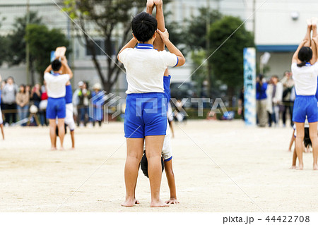 運動会 小学校 裸足 女の子の写真素材