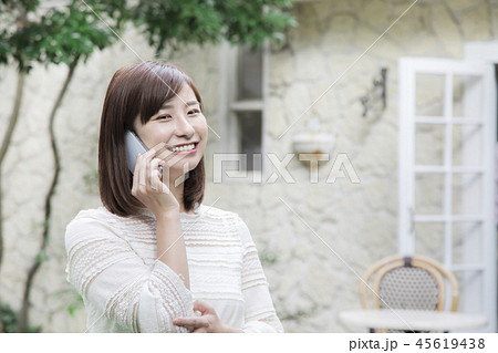 ロングスカート 座る 人物 正面の写真素材