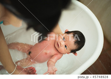 お風呂 入浴 女の子 子供の写真素材