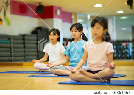 瞑想 小学生 座禅 子供の写真素材