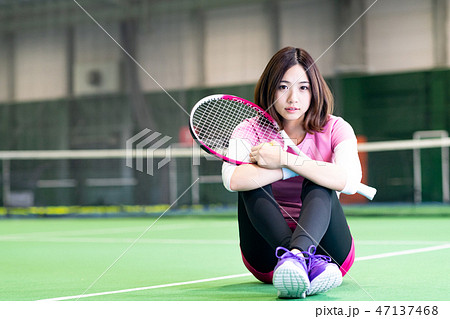 女の子 スポーツ テニス かわいいの写真素材